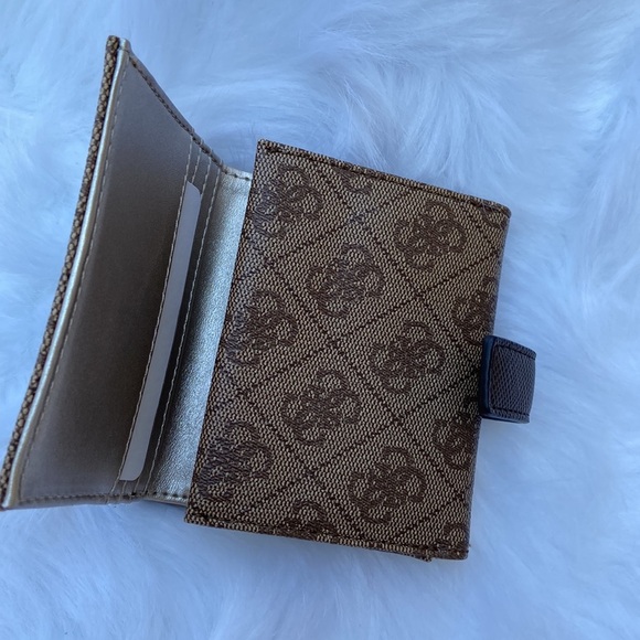 New GUESS Logo Small Trifold Wallet - Picture 5 of 6